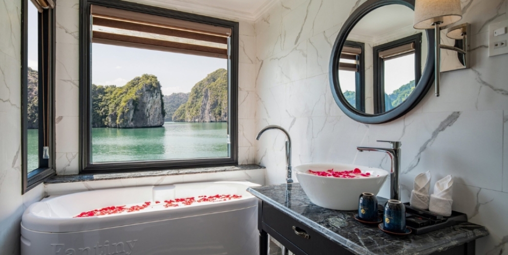 Salle de bain avec la vue sur la baie 