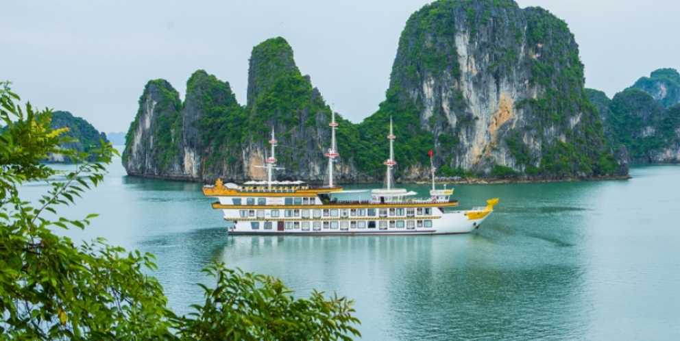 Croisière Dragon Legend navigue dans la baie de Bai Tu Long