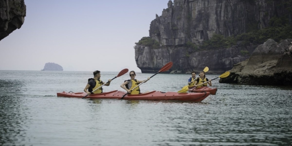 Faire du kayak sur la baie 