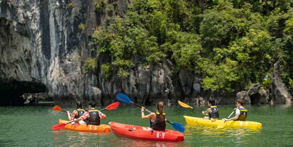Faire-du-kayak-dans-la-baie-d'Halong