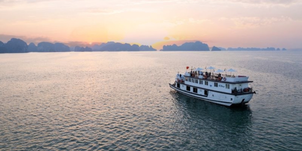 La croisière navigue dans la baie d'Halong