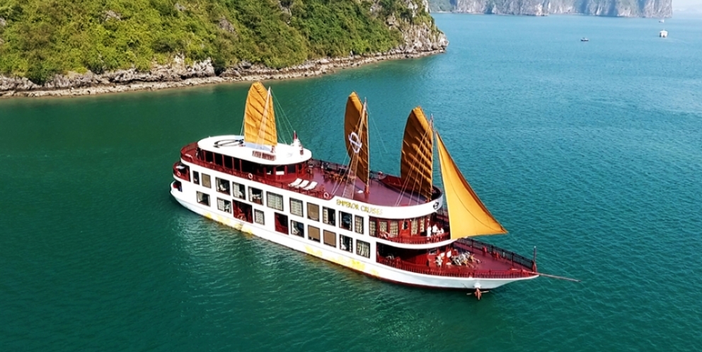 Jonque Emperor Legacy dans la baie d'Halong