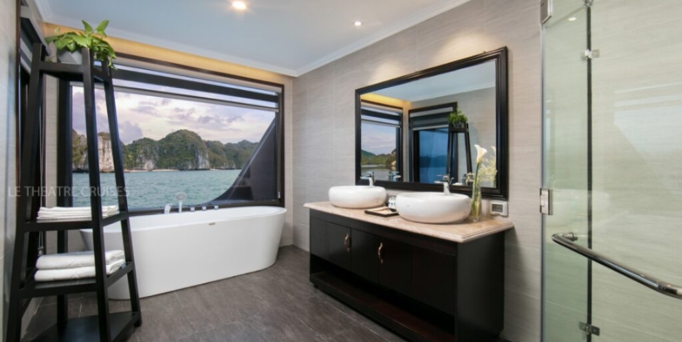 Salle de bain avec la vue sur la baie 