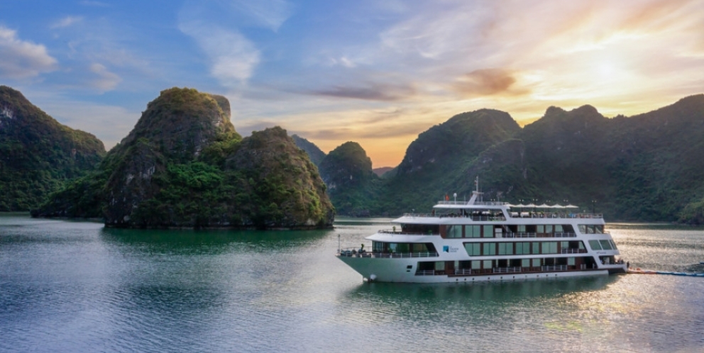 La jonque Le Theatre dans la baie d'Halong