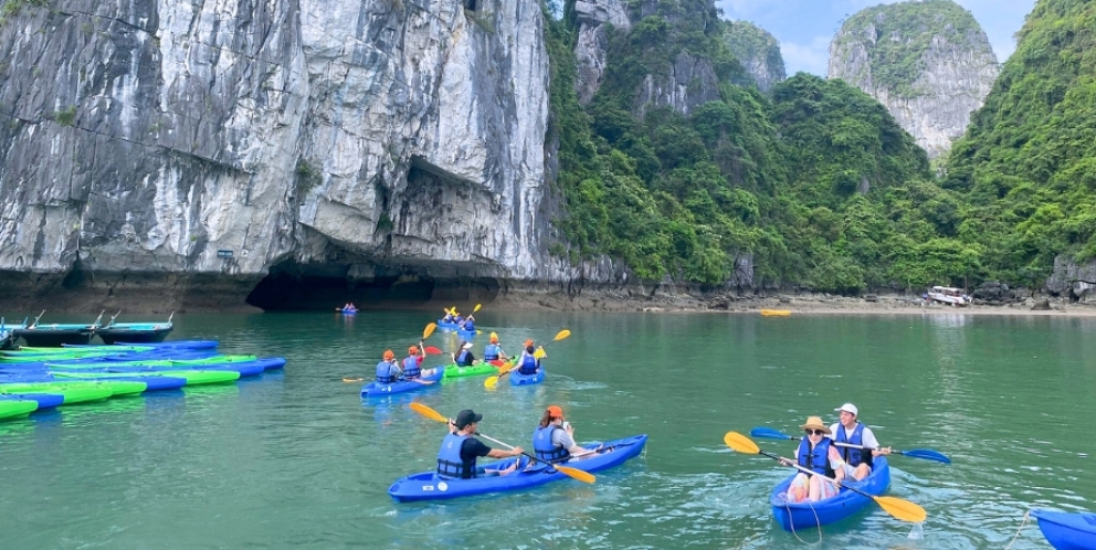 Kayak sur la baie de Bai Tu Long