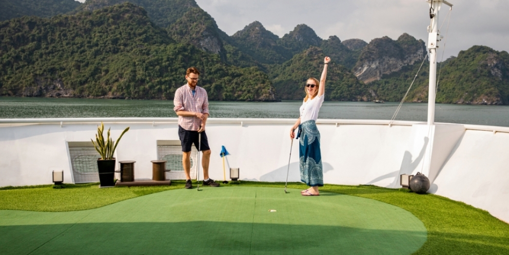 Jouer au mini-golf sur la terrasse