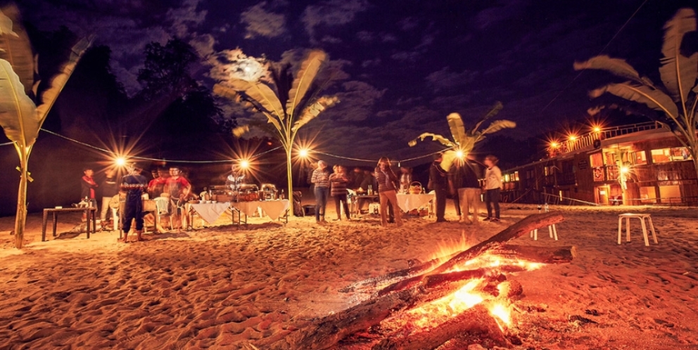 Barbecue sur le banc de sable du Mékong