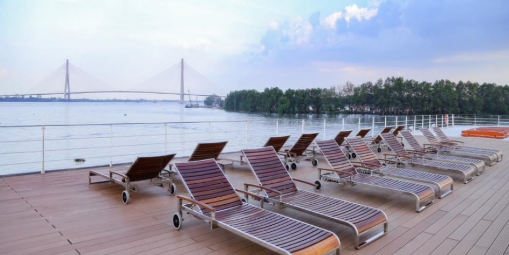 Terrasse ensoleillée avec vue panoramique