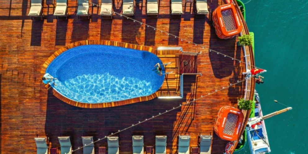 Piscine relaxante sur terrasse ensoleillée