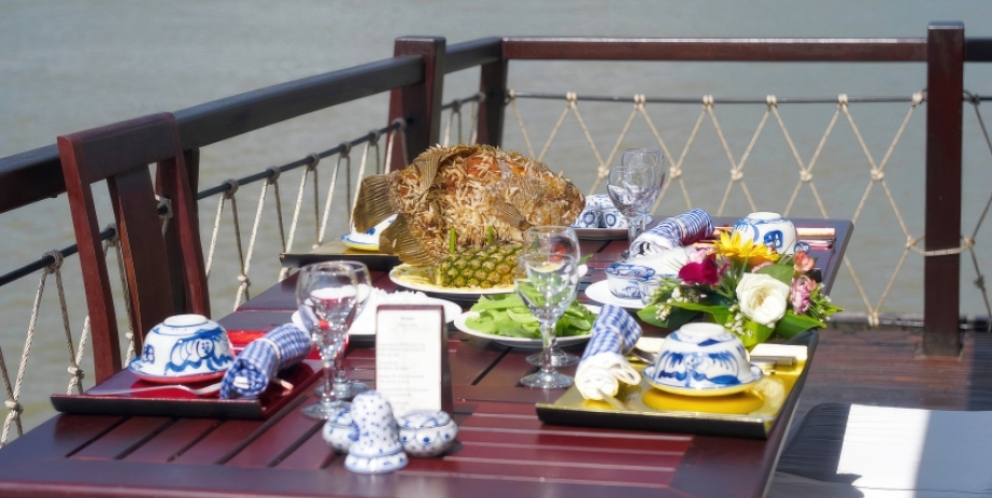 Repas délicieux sur le bateau