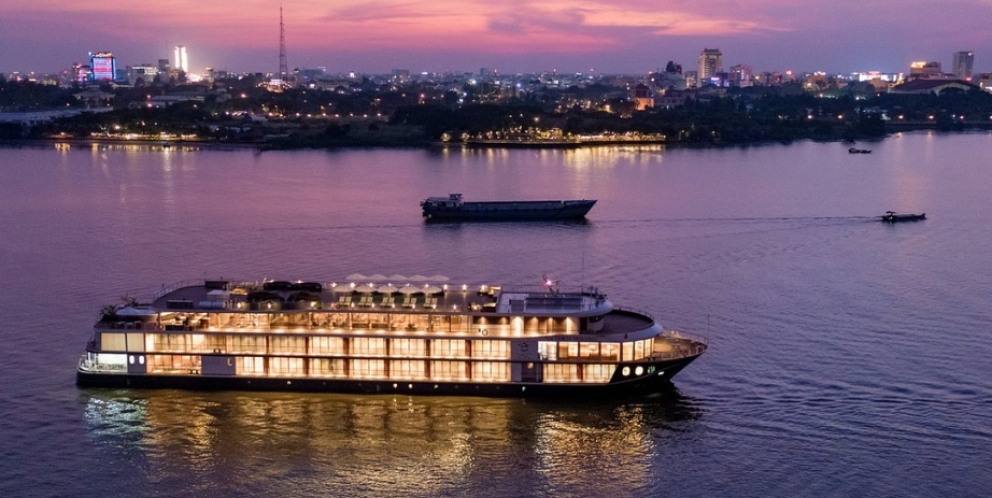 La croisière Victoria navigue sur le Mékong de nuit