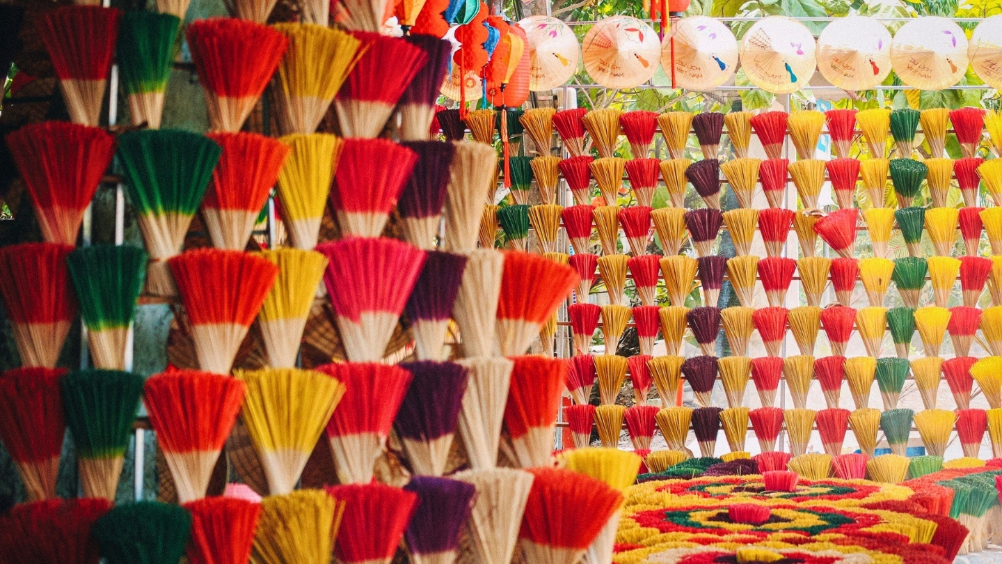 Les bâtonnets d’encens colorés du village de Thuy Xuan