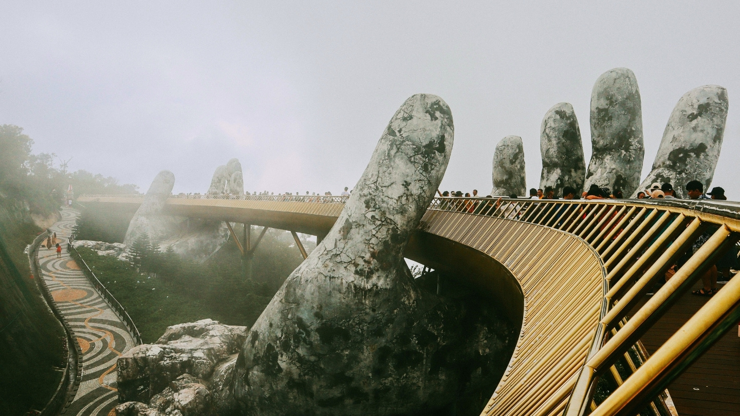 Brume autour des mains géantes du Pont d’Or