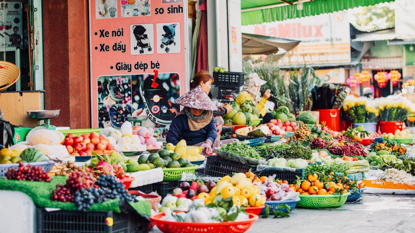 Produits frais de saison sur un marché vietnamien