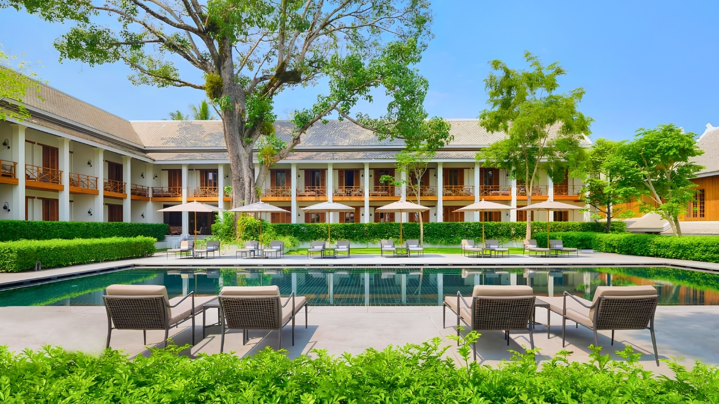 Piscine et jardins tropicaux à Avani+ Luang Prabang Hotel
