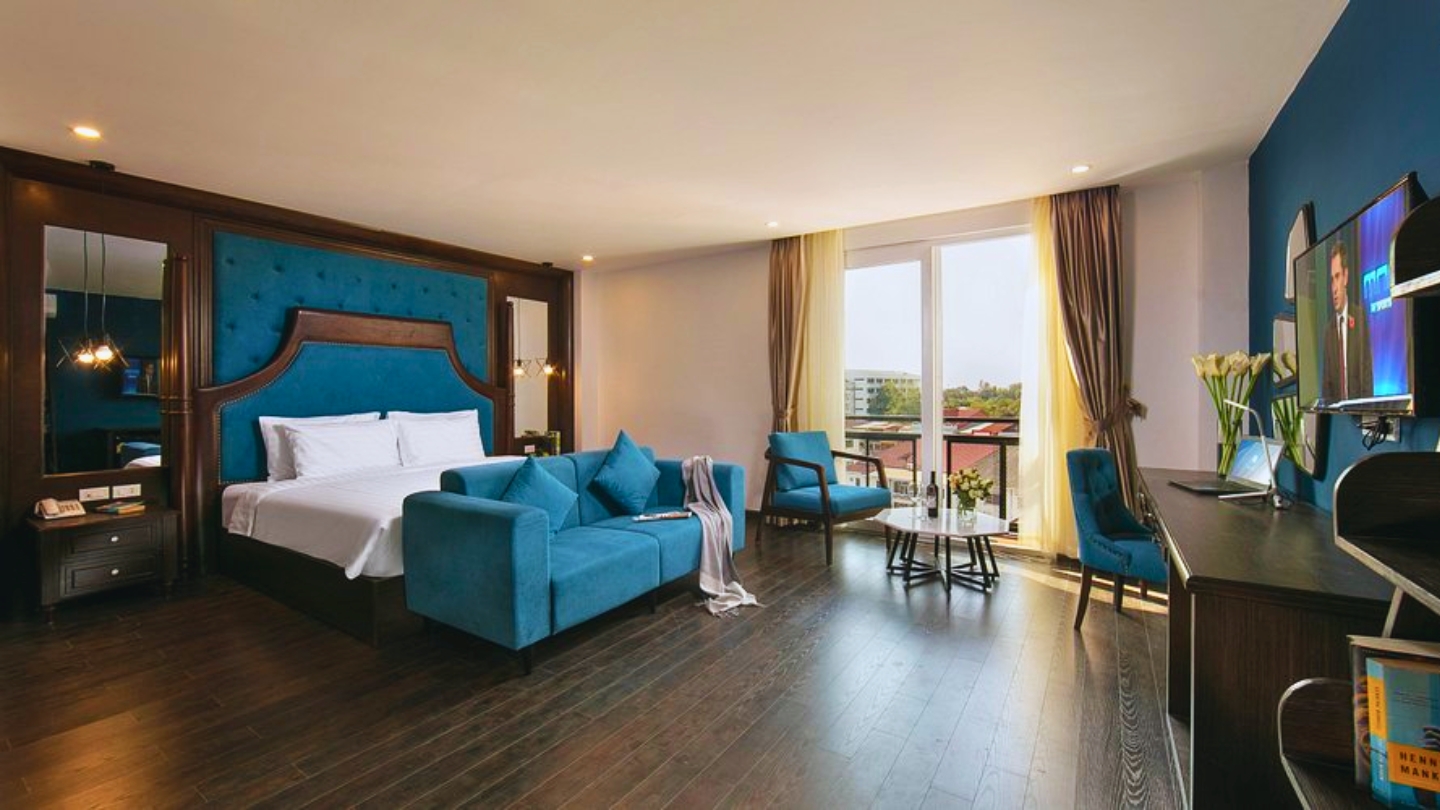 Azalea Park View Hotel: Une chambre moderne aux touches de bleu