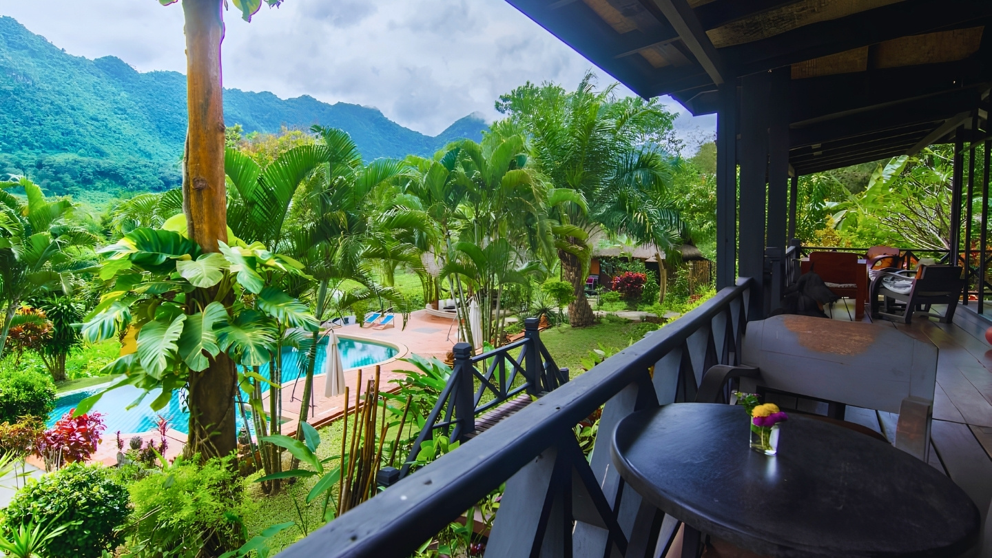 Vue sur la piscine et les montagnes à Hillside - Nature Lifestyle Lodge