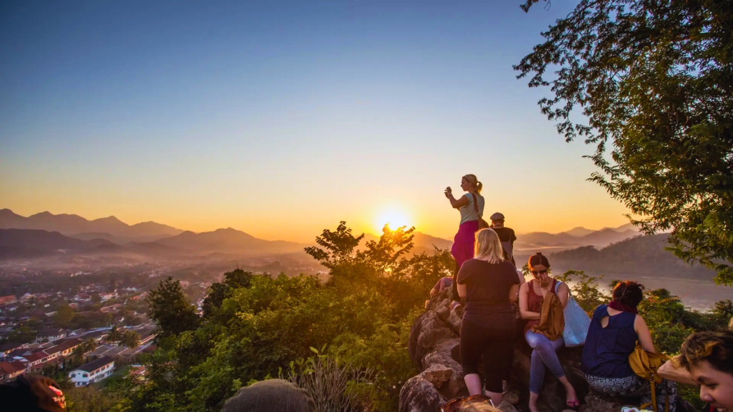 Un magnifique coucher de soleil depuis le mont Phousi