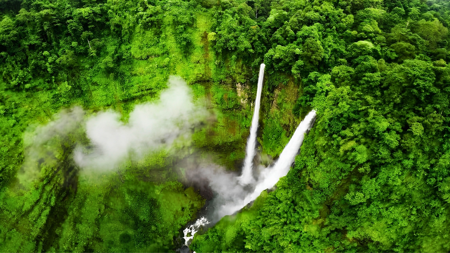 Un spectacle naturel grandiose aux chutes de Tad Fane