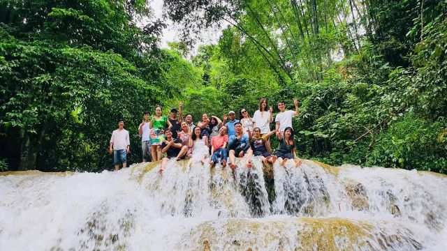 Au fil de leau à la chute Hieu Pu Luong