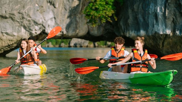 Kayak dans la baie dHalong