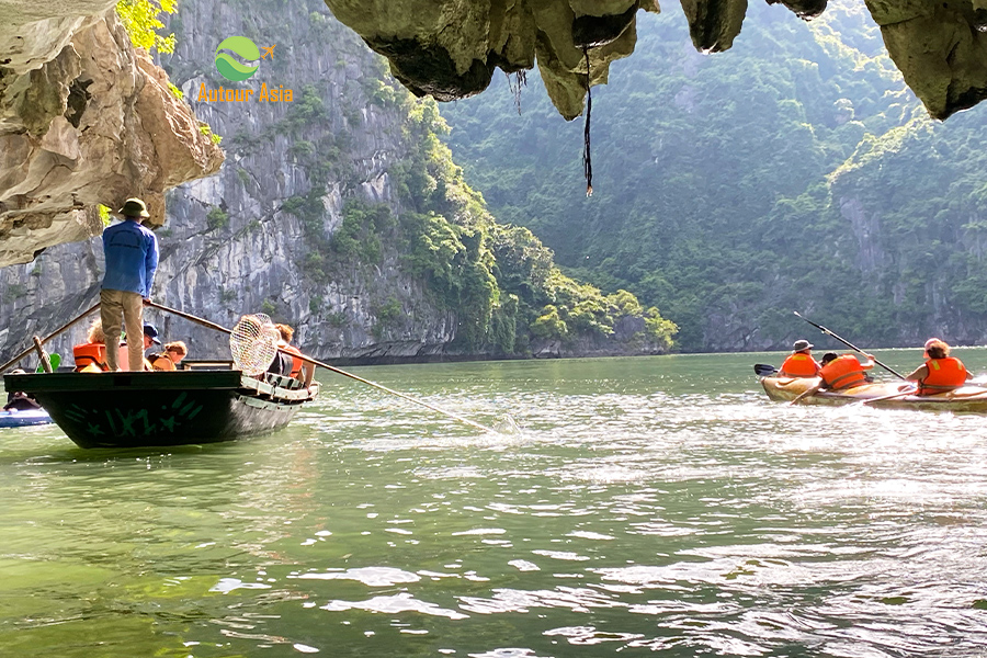 900x600-11-Kayak-in-Lan-Ha-Bay-Vietnam