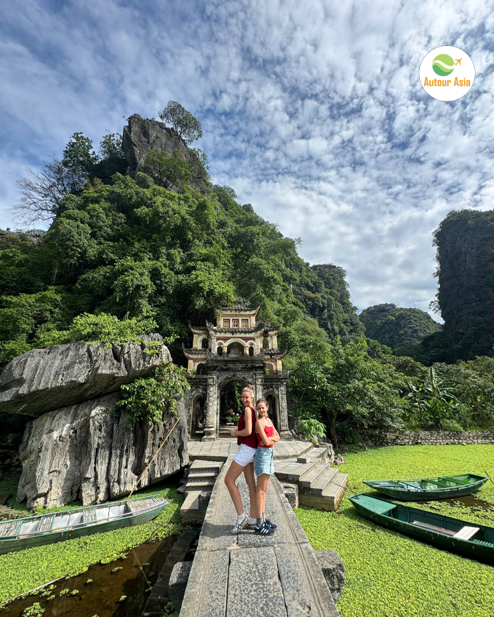 Visite de la pagode de Bích Động à Ninh Binh