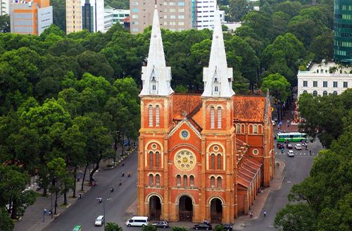 Hué - Ho Chi Minh-Ville (Saigon) En Avion (900 Km – 1h20)