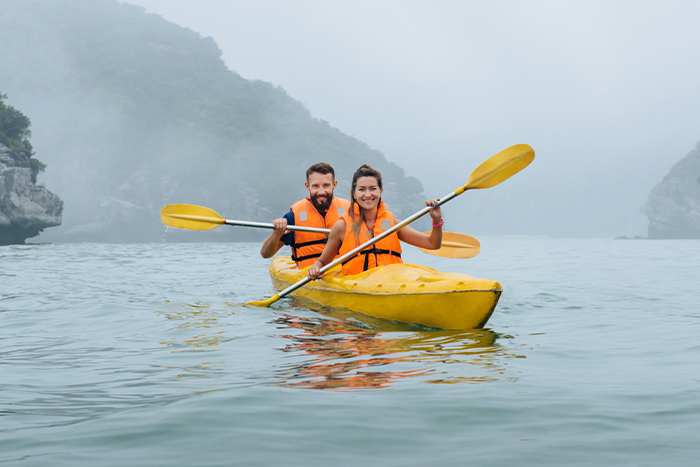 Kayak à la baie d'Halong, Vietnam