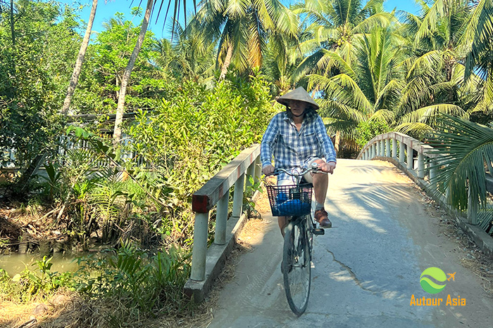 Faire du vélo dans le village du Mékong