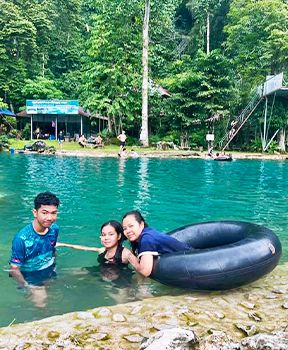 Natation à Vang Vieng Laos de la famile Sammer