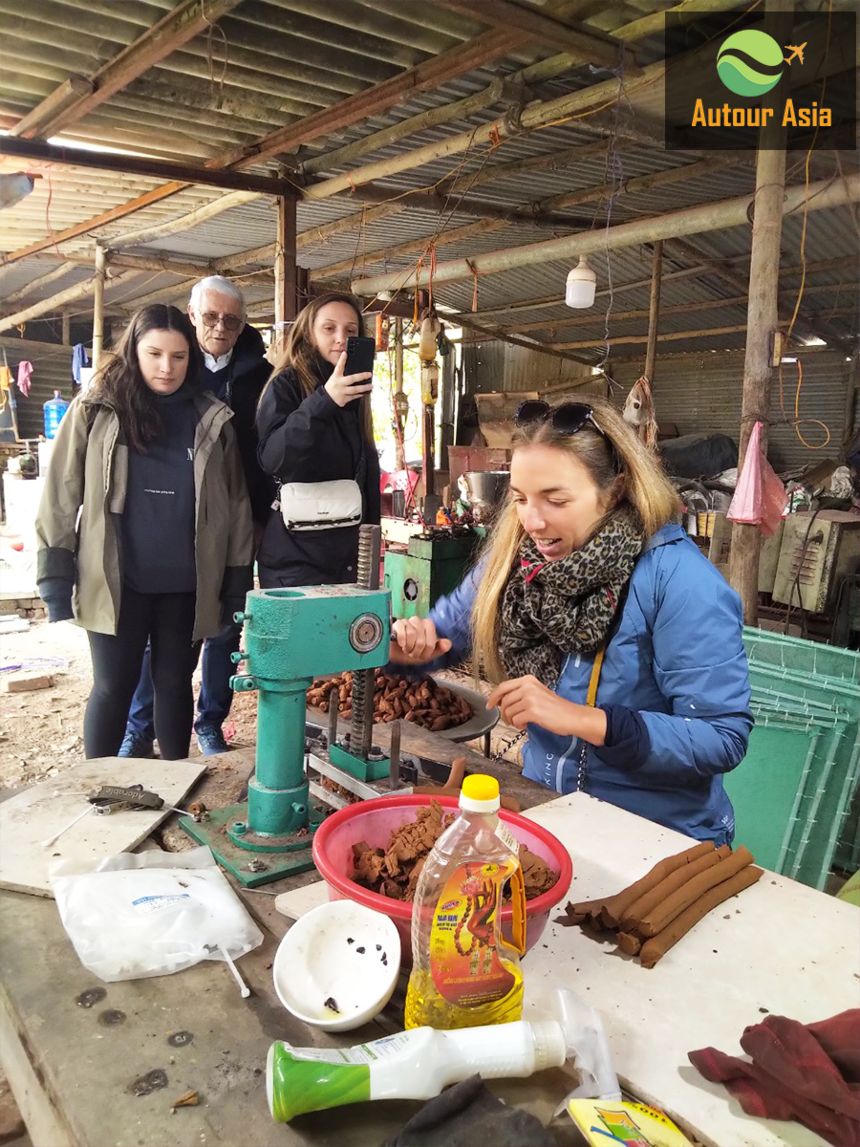 2-1200-Quang-Phu-Cau-incense-village-Hanoi