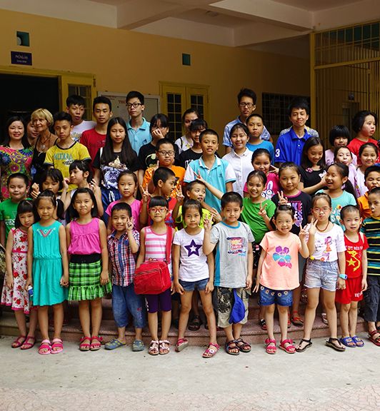 Nos Clients Rendent Visite Et Offrent Des Cadeaux Aux Enfants Défavorisés à La Maison De LAmitié De Dong Da, Hanoï