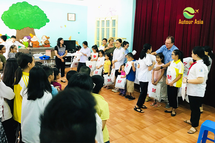 M. Millet Claude et Mme Monique offrent des cadeaux aux enfants