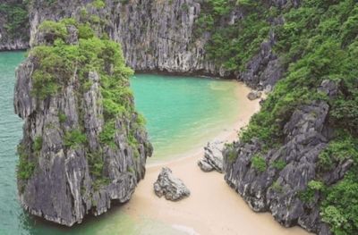 Baie dHalong - Grotte de Trinh Nu - Plage de Ba Trai Dao (B,L,D)