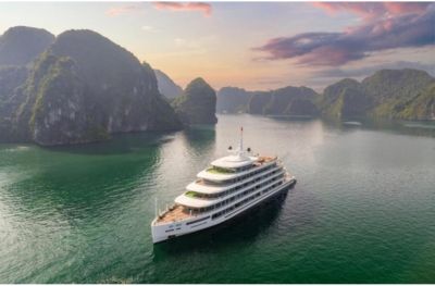 Hanoï - Baie dHalong - Grotte Sung Sot - Île Titop (-,L,D)