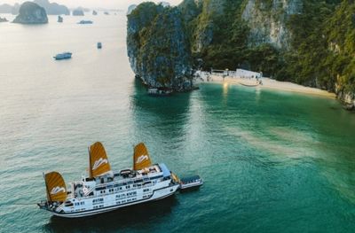 Hanoi - Île de Tuan Chau - Île de Titov - Grotte de Luon (L,D)