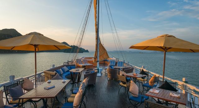 Une partie de la baie dHalong de la jonque