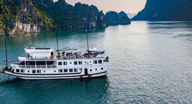 La croisière traversée la baie de Bai Tu Long