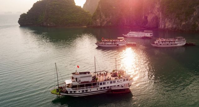Croisière navigue dans la baie de Bai Tu Long