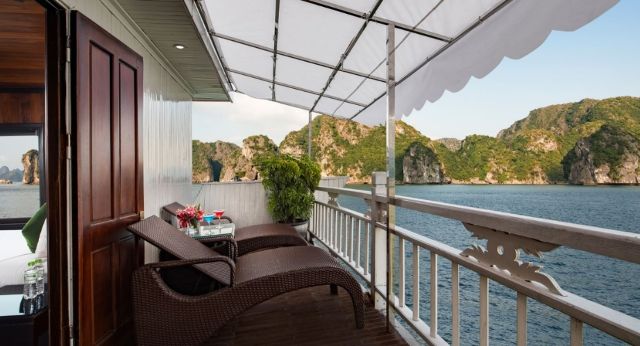 Balcon privé avec la vue magnifique sur la baie