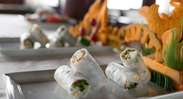 Faire rouleaux printemps en cours de cuisine