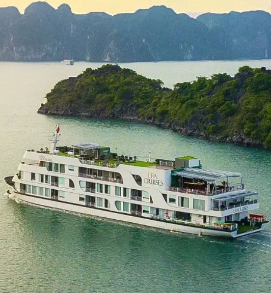 Jonque Era Dans La Baie DHalong - Baie De Lan Ha