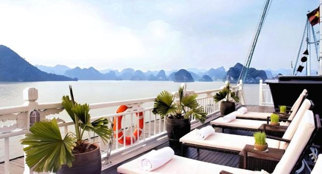 Admirez la beauté de la baie dHalong sur des transats