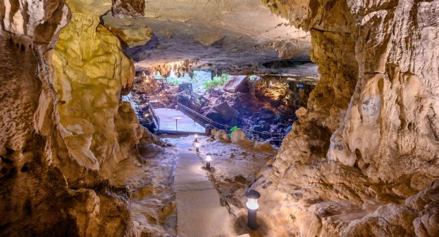 Profitez des formations rocheuses uniques dans la grotte de Sung Sot