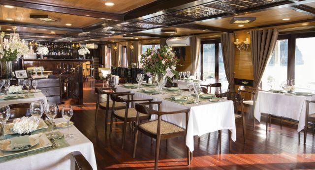 Salle à manger joliment décorée du restaurant Lily
