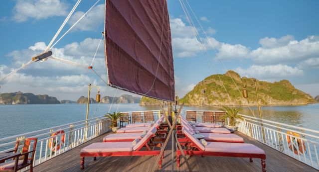 Profiter toute la beauté de la baie dHalong depuis la terrasse