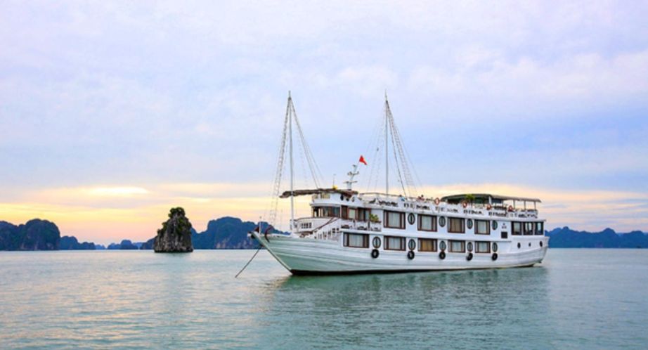 Jonque Oriental Sails dans la baie dHalong