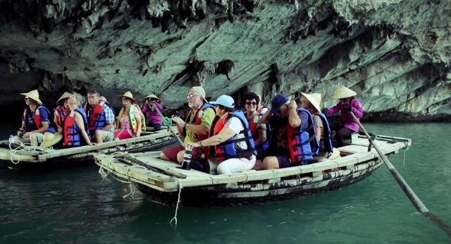 Explorer la grotte de Luon dans la baie dHalong