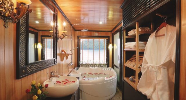 Salle de bain bien équipée